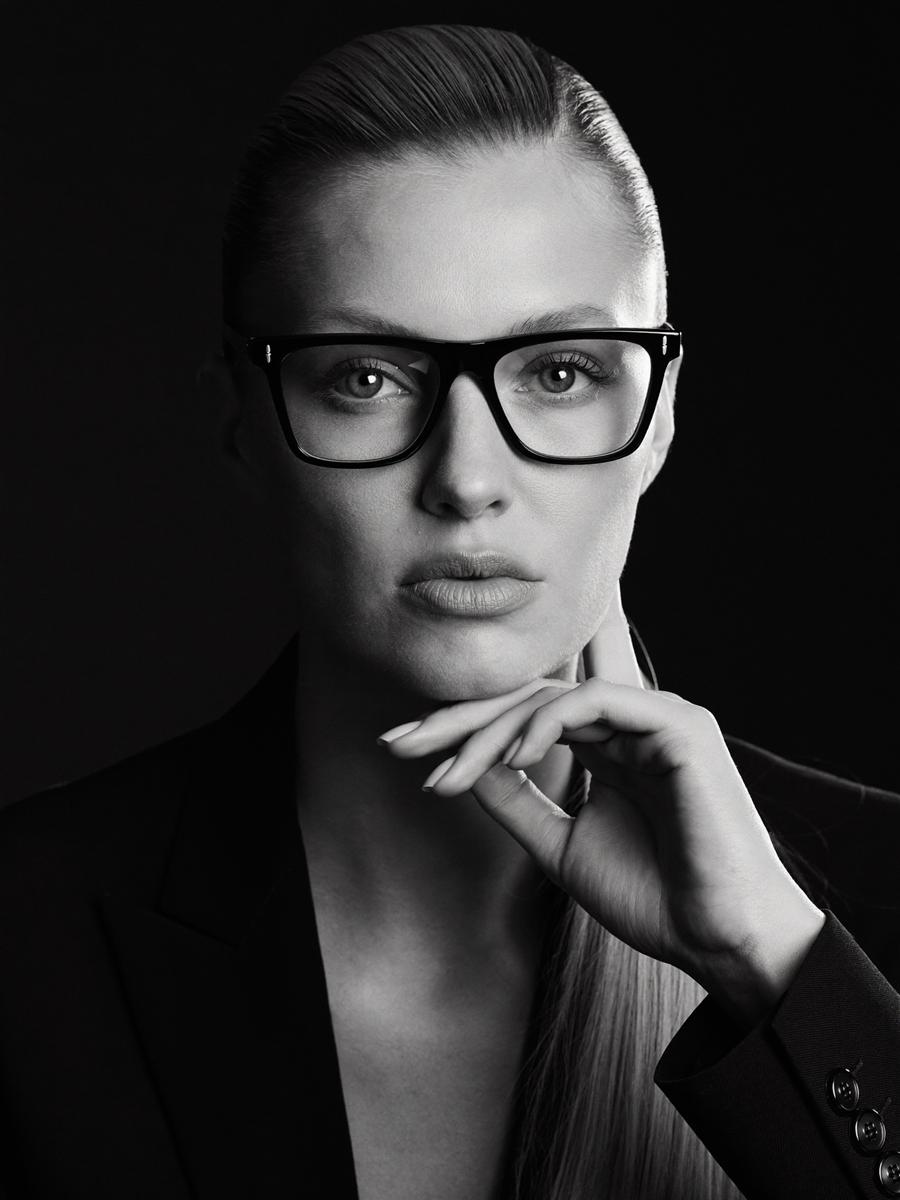 Mujer elegante con espejuelos modernos